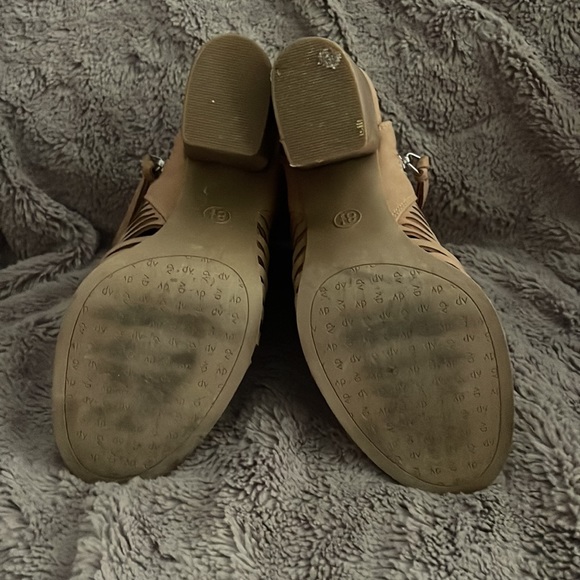 Dolce Vita Chunky Heel Open Toe and Heel Shoes - Picture 2 of 4